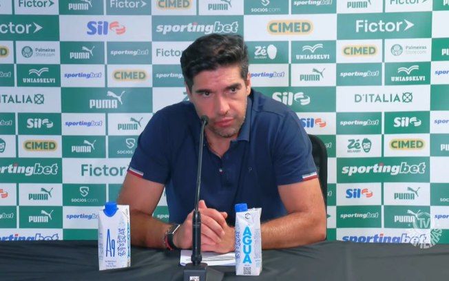 Abel justifica manter Vitor Roque no banco durante a partida.. Reprodução: Esporte