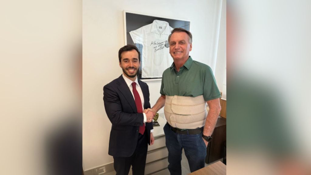 Filho do ex-presidente compartilha imagem de conversa reservada nas redes sociais. Reprodução: CNN Brasil