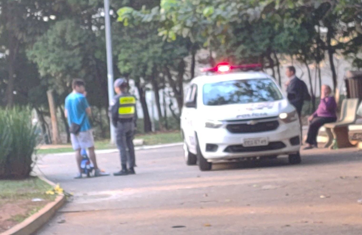 Família de imigrantes em situação de rua sofre ataque xenofóbico em SP, resultando na morte de sua cachorra. Reprodução: Globo