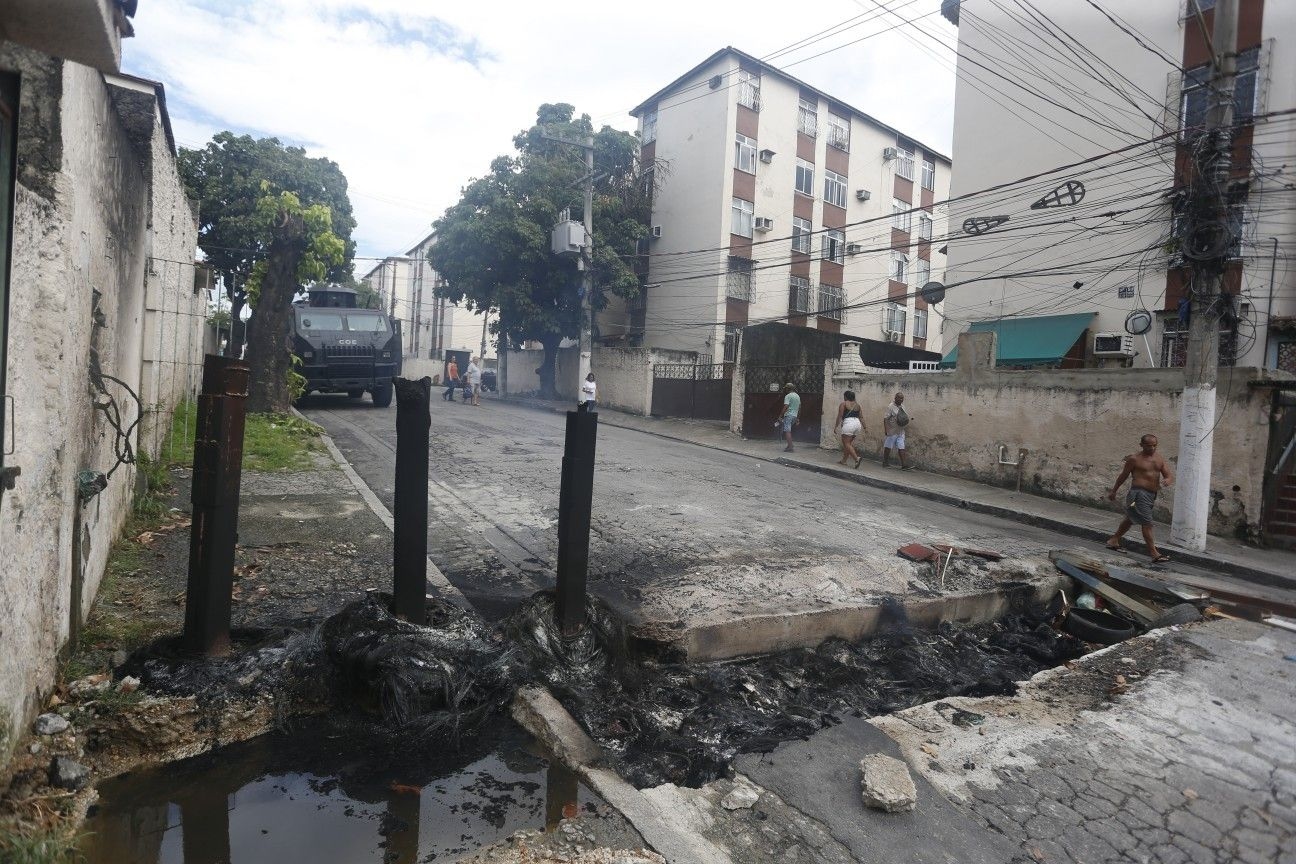 Barricada marca domínio do crime organizado na Cidade Alta, no Rio de Janeiro. Reprodução: Globo