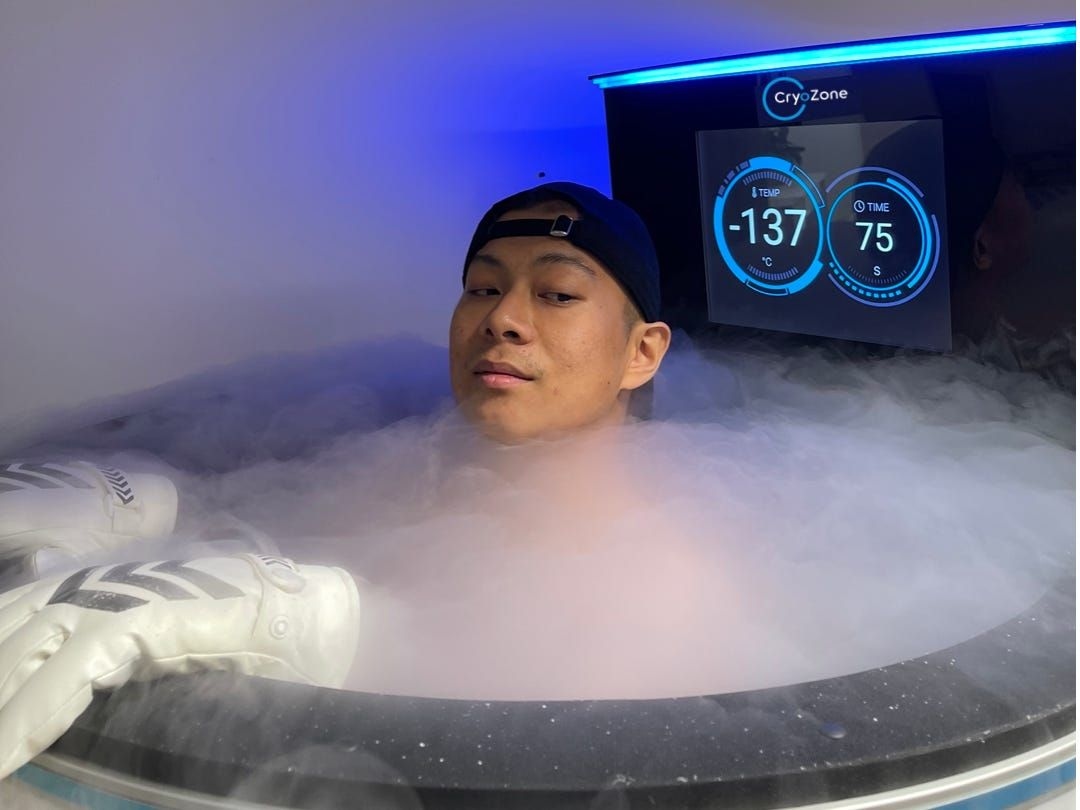 Christopher Zhang, fundador da CryoZone Recovery Hub em Xangai, desafiando o caminho tradicional. Reprodução: Business Insider