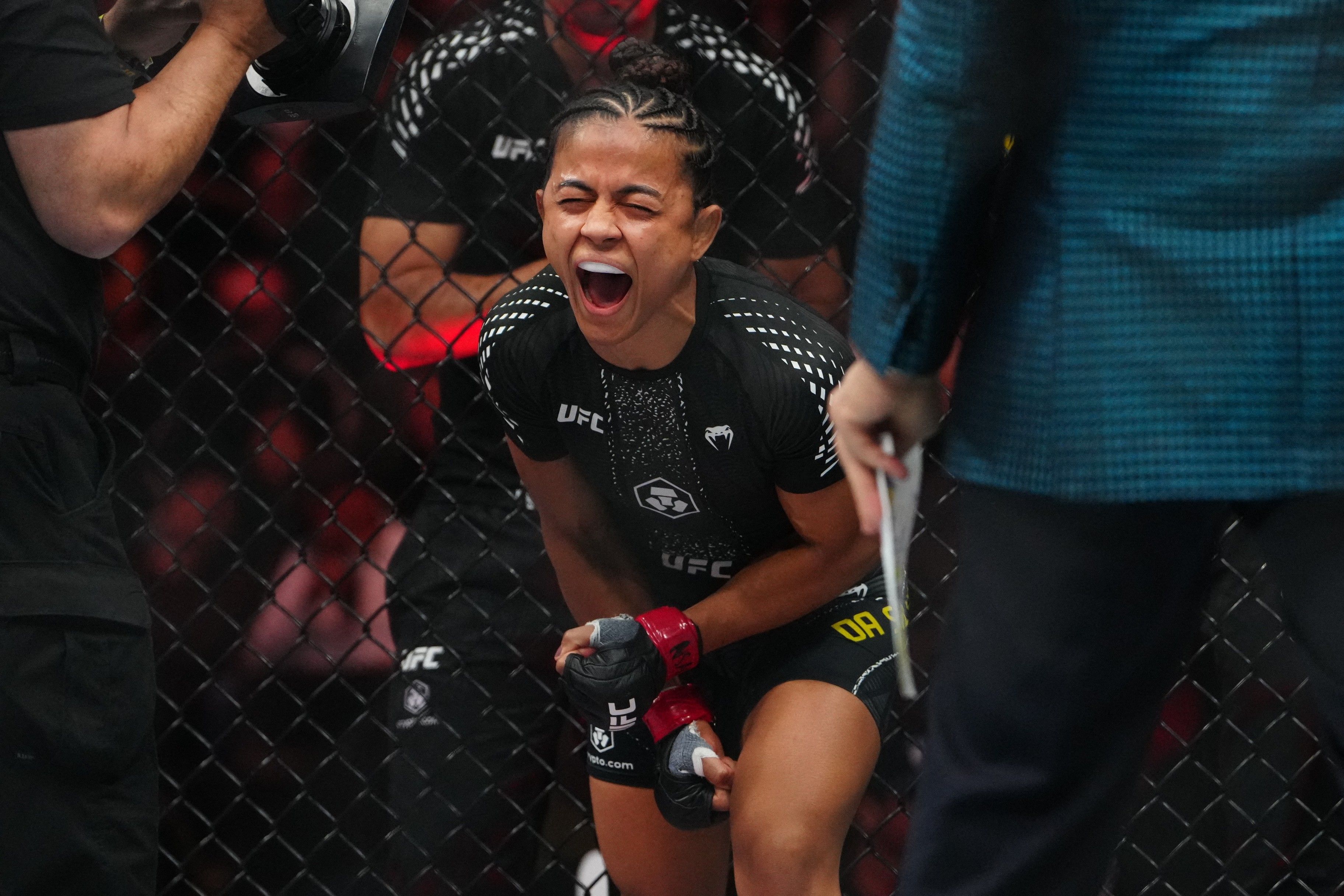 Natália Silva celebra vitória sobre Namajunas, mira disputa pelo título.. Reprodução: Ge