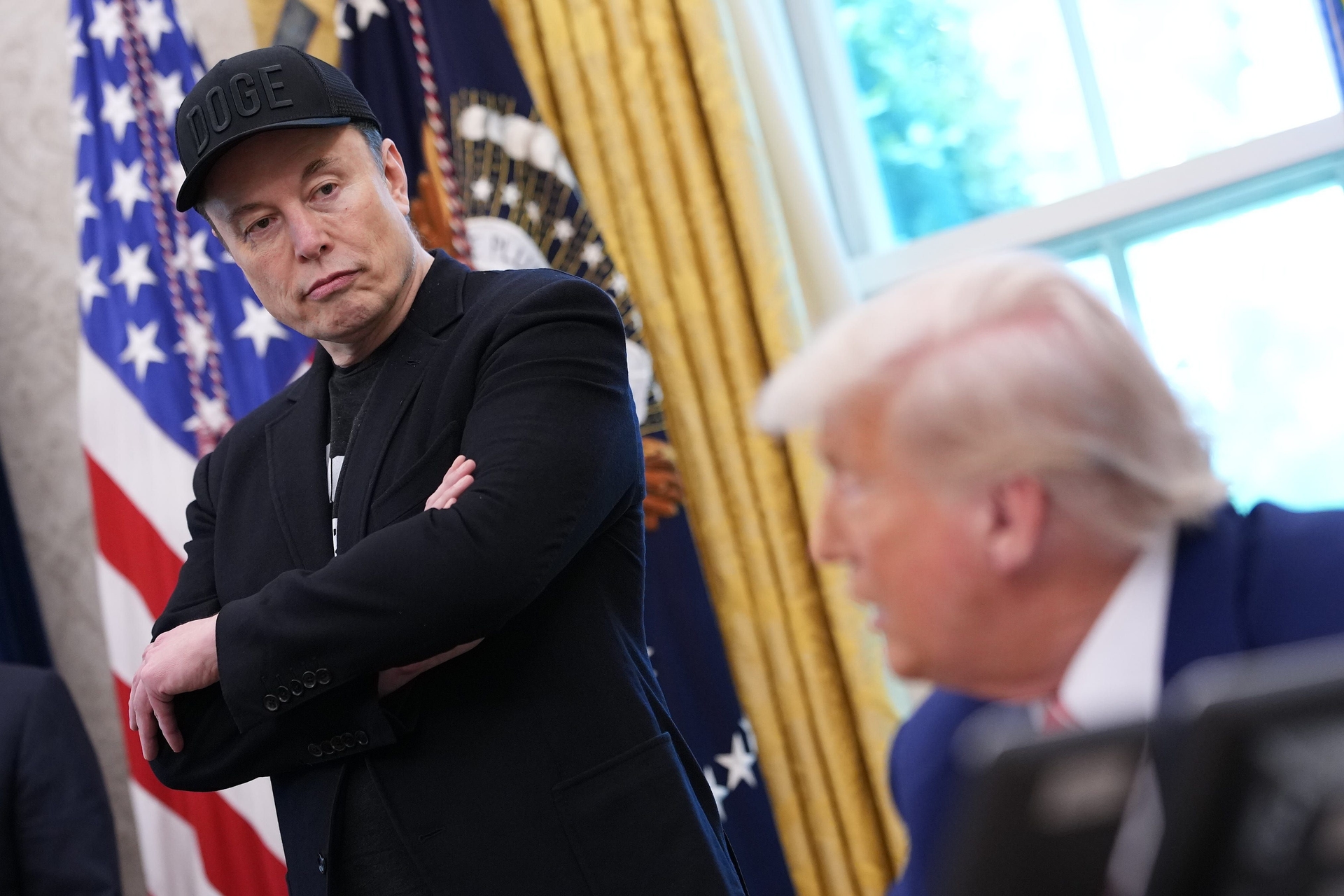 Elon Musk e Donald Trump discutem incidente de violência em Washington, DC, envolvendo membro da equipe DOGE. Reprodução: Business Insider