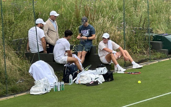Alcaraz e João Fonseca se encontram para treino em Wimbledon. Reprodução: Manuel Sánchez
