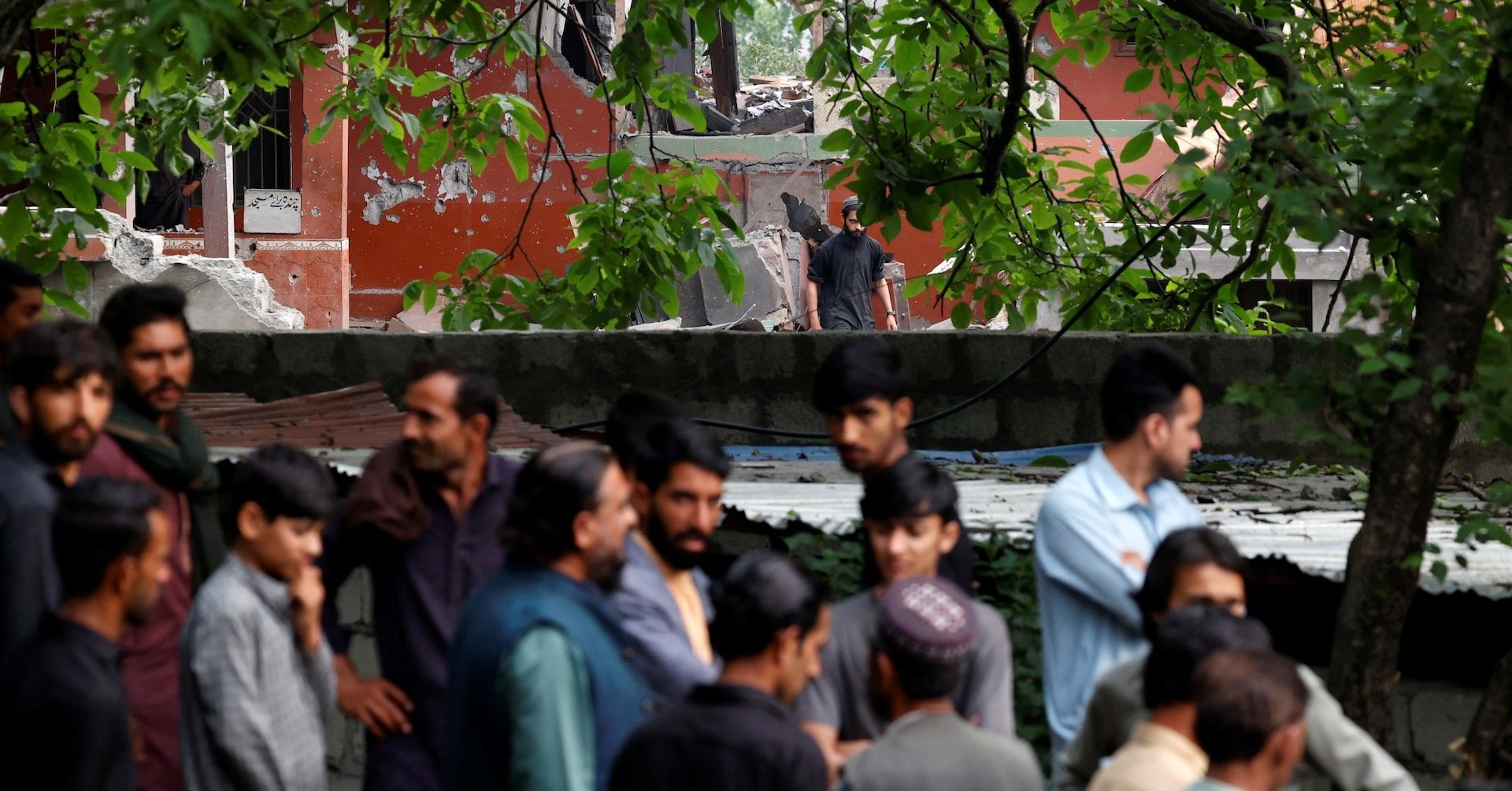 Moradores de Muzaffarabad buscam abrigo nas colinas durante os ataques aéreos da Índia. Reprodução: Reuters