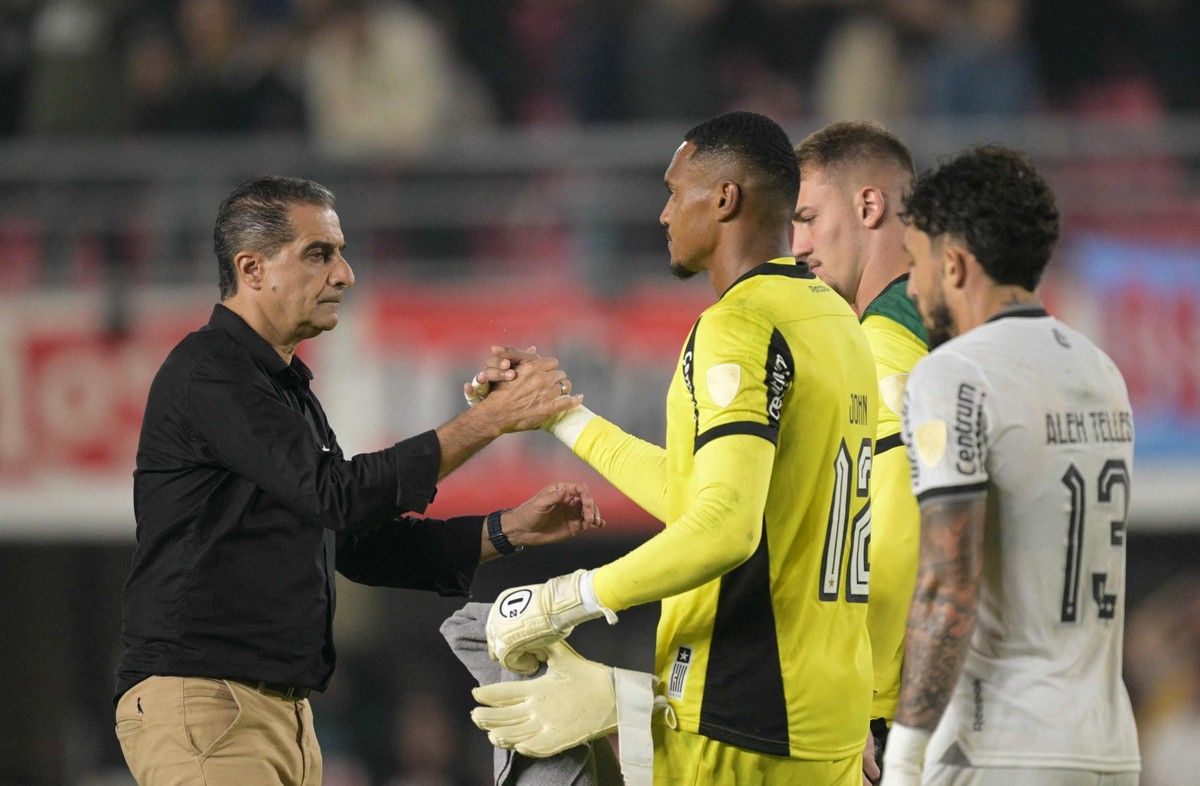 Renato Alves cumprimenta John Victor após atuação desastrosa do Botafogo em campo. Reprodução: Globo