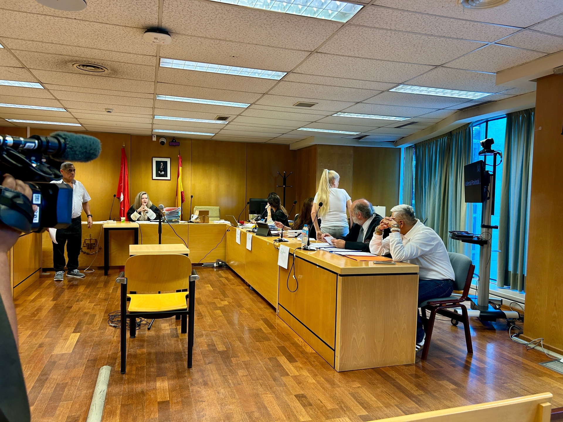 A acusada e o acusado durante julgamento por assassinato em Madrid. Legenda da imagem. Reprodução: El País