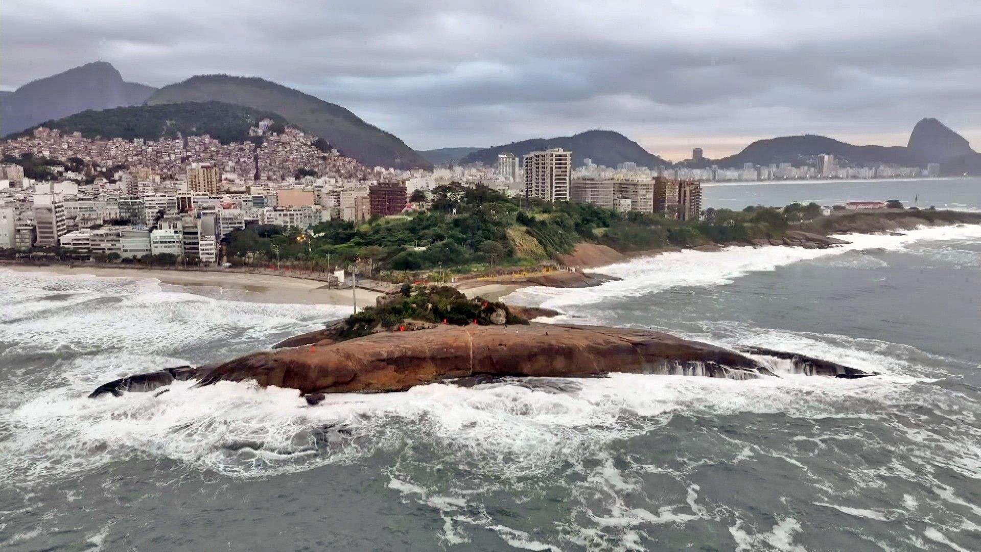 Marinha fecha saída da Baía de Guanabara devido a alerta de ressaca e ondas de até 2,5 metros. Legenda da imagem. Reprodução: Globo