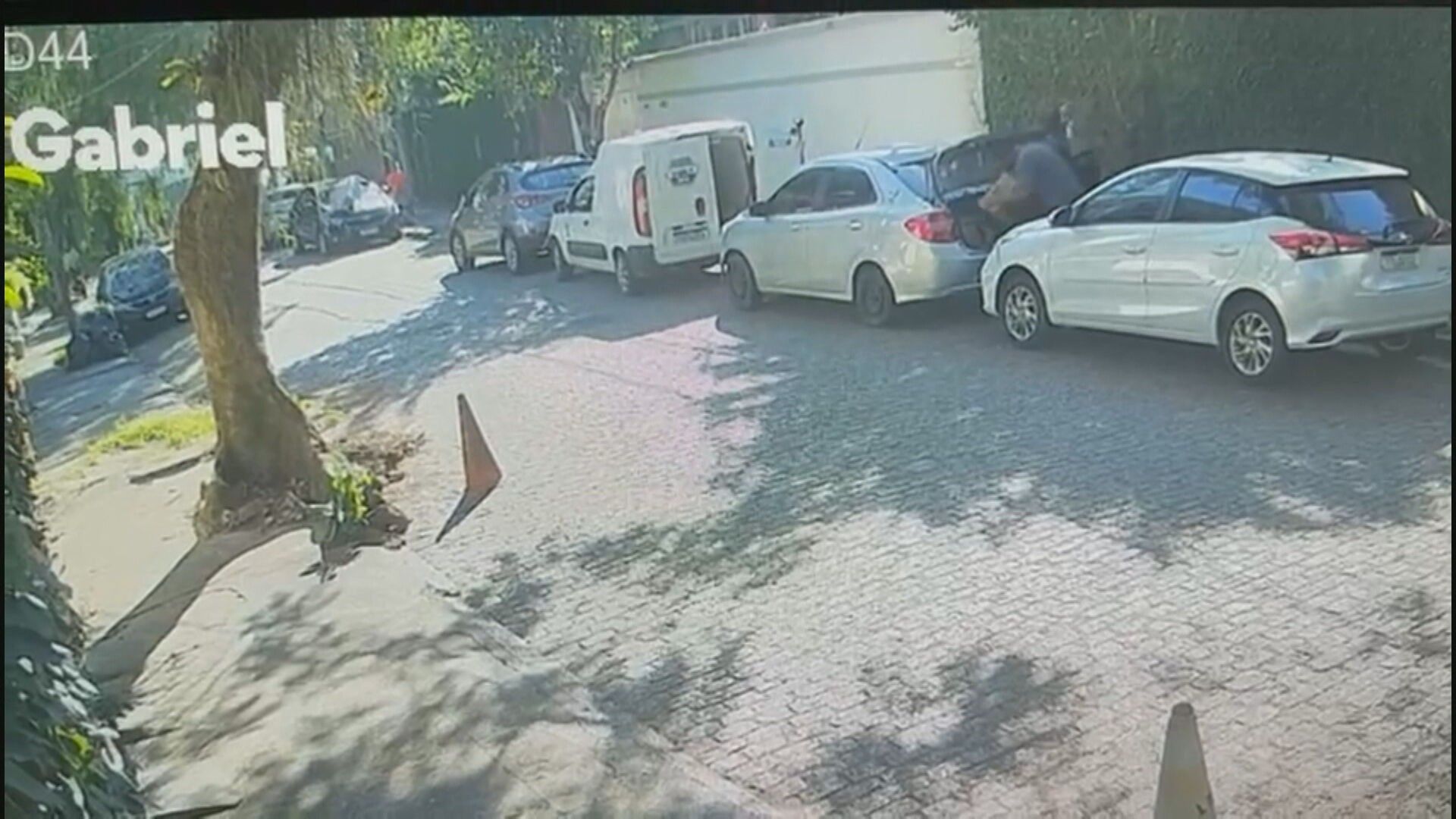 Dois homens são presos por forjar roubo de carga de alimentos no Rio de Janeiro. Reprodução: TV Globo