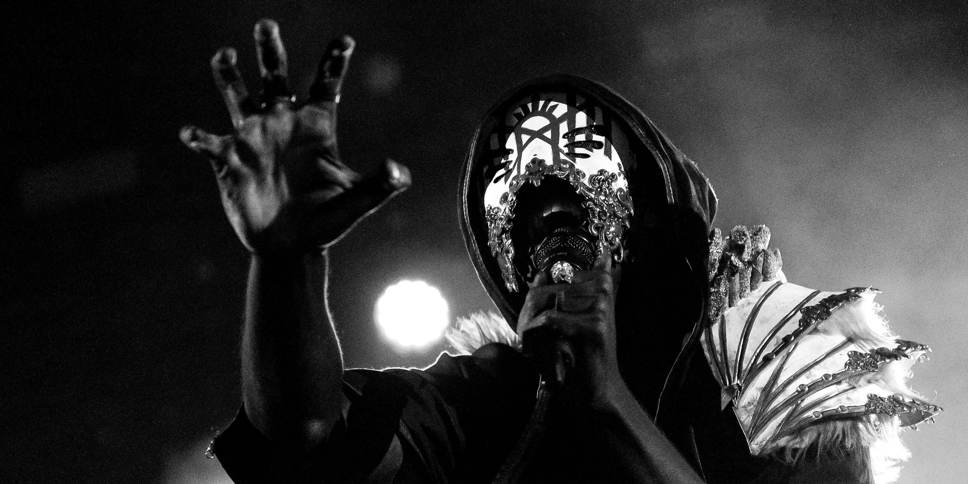 Sleep Token se apresenta no Leeds Festival 2023, enquanto se prepara para a turnê Even In Arcadia nos EUA. Reprodução: Matthew Baker.