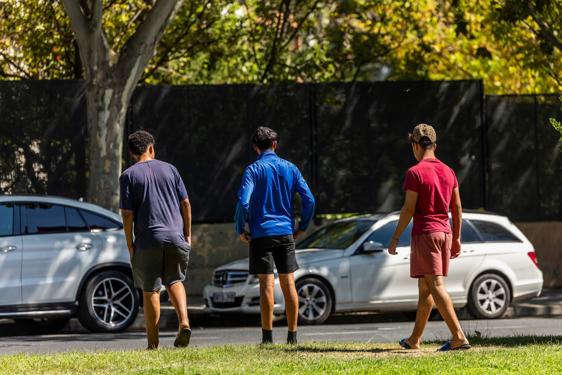 Jovens caminham nas proximidades do centro de acolhimento de Hortaleza, em Madrid. Legenda da imagem. Reprodução: Retorno do item 11