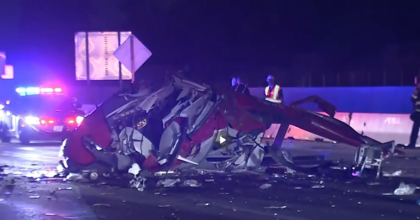 Helicóptero cai em rodovia de Sacramento; três feridos em estado crítico. Reprodução: CBS News