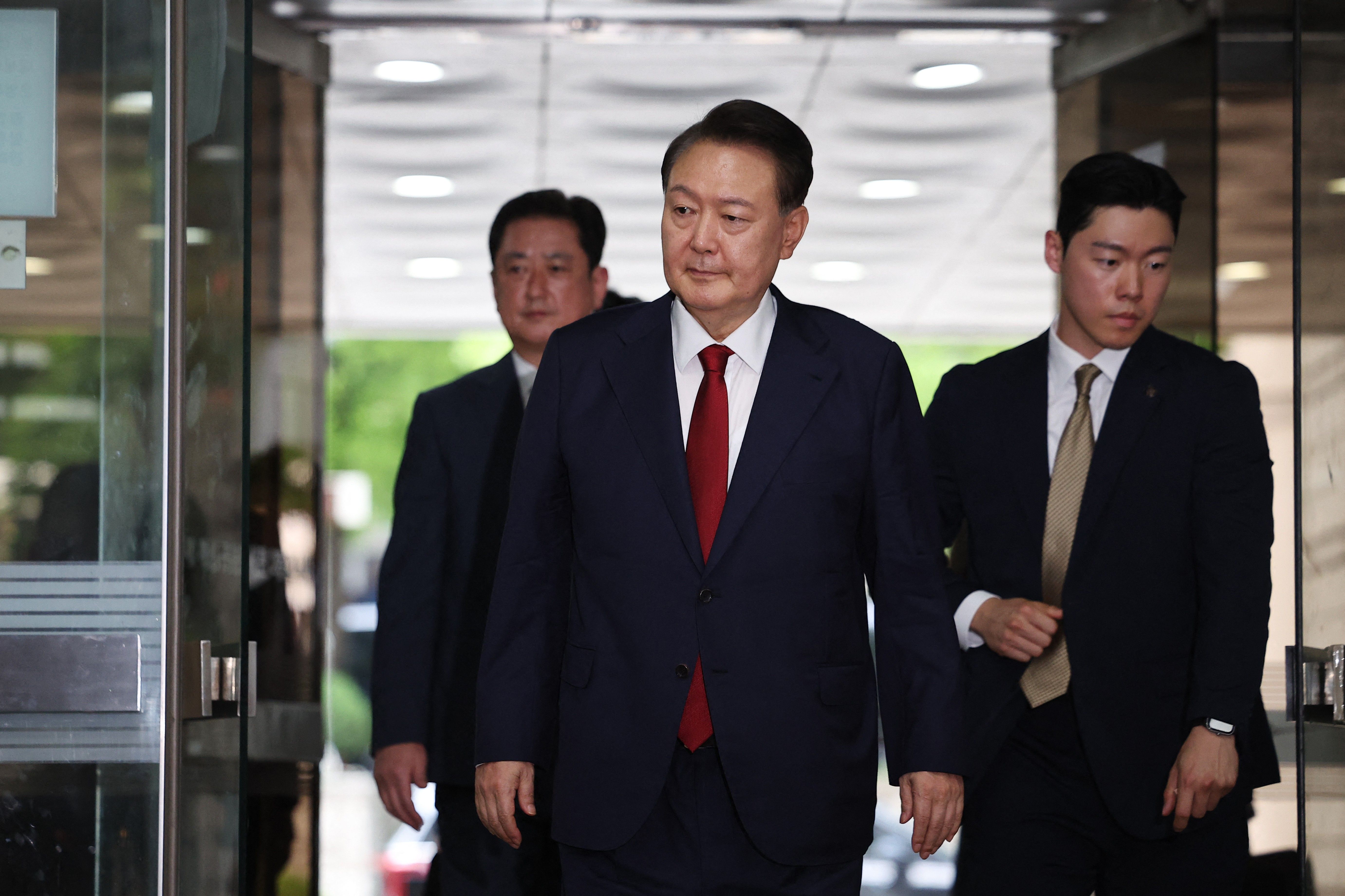 Ex-presidente da Coreia do Sul, Yoon Suk Yeol, é preso por insurreição após crises política. Reprodução: AFP