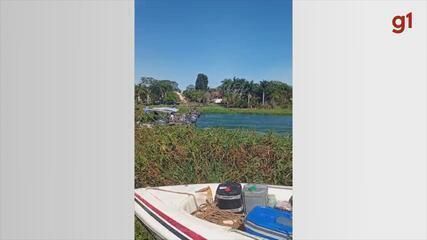 Barqueiros realizam mutirão para retirar aguapés do rio Jacaré Guaçu em Ibitinga.; Reprodução: Globo