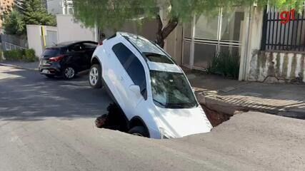Asfalto cede e carro é engolido em Bauru, dois dias após afundamento.; Reprodução: TV TEM