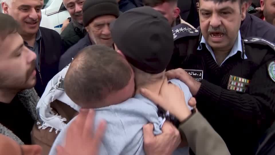 Liberação de prisioneiros palestinos marca troca de reféns
