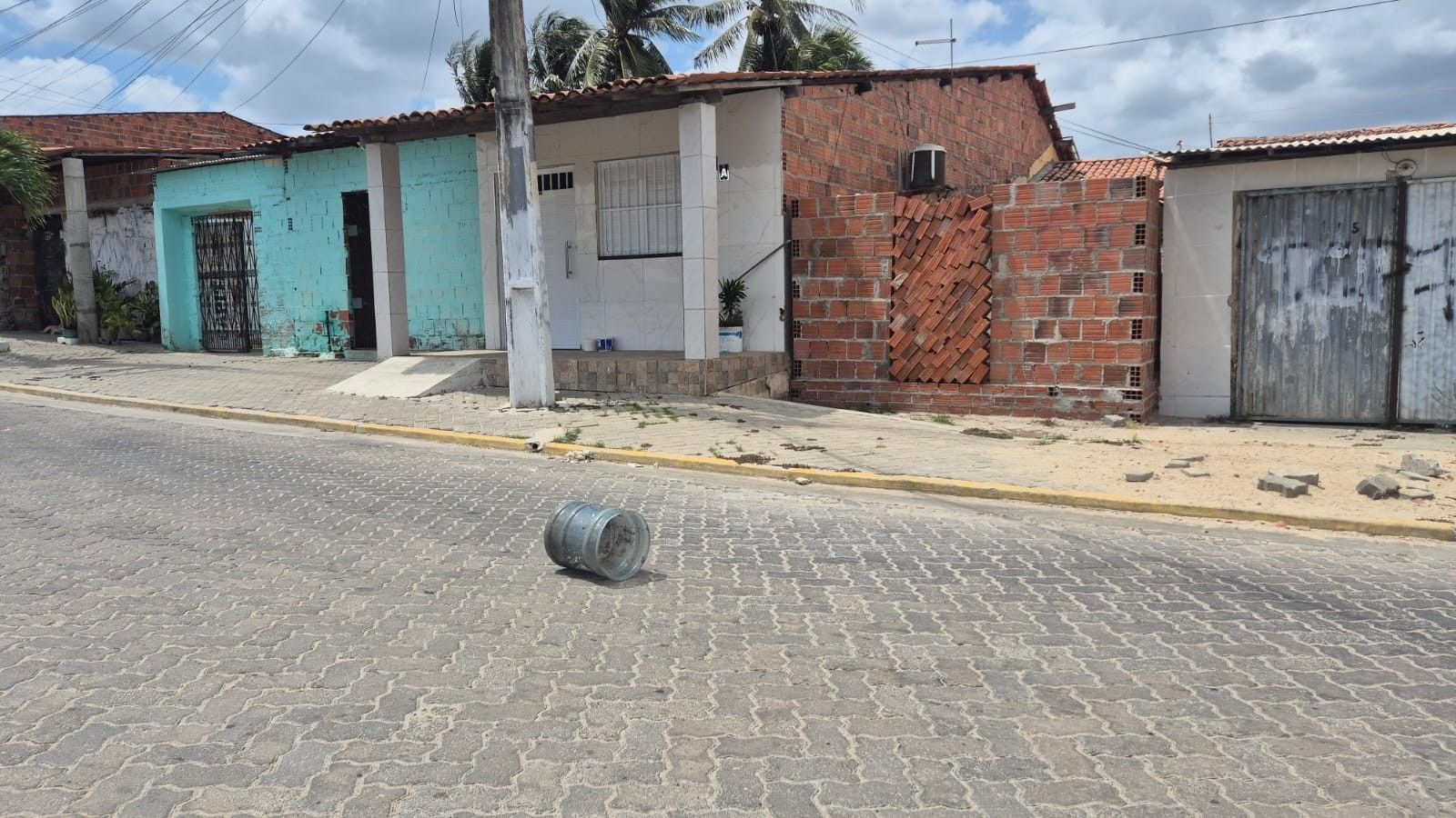 Vila abandonada em Pacatuba após expulsões de facções. Legenda da imagem. Reprodução: Retorno do item 11