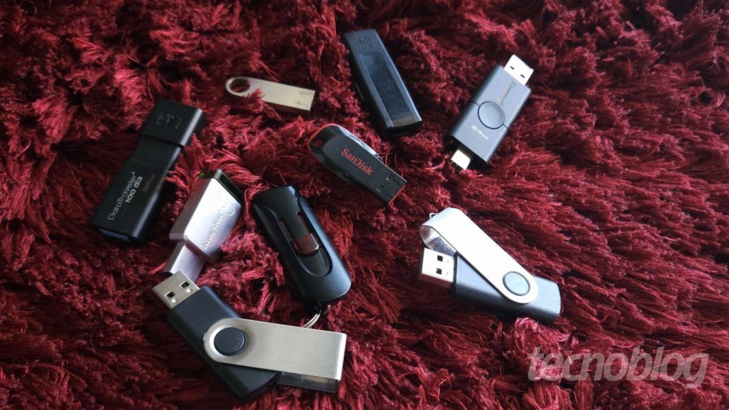 Diversos modelos de pen drives destacam-se pela portabilidade e variedade de capacidades. Reprodução: Tecnoblog