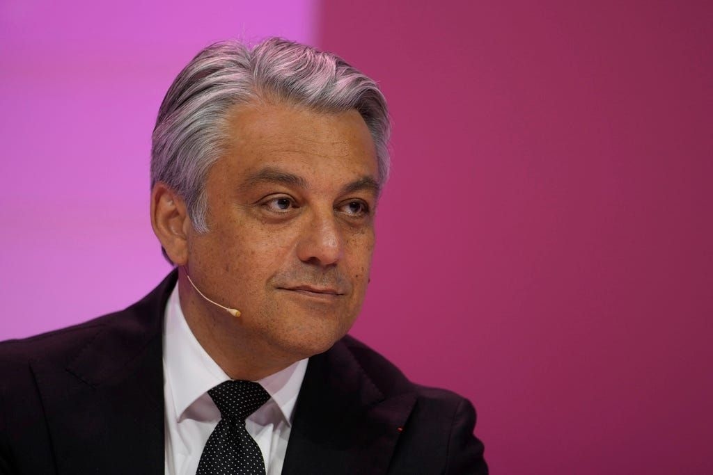 Luca de Meo é anunciado como CEO da Kering, a controladora da Gucci. Reprodução: AP Photo/Thibault Camus