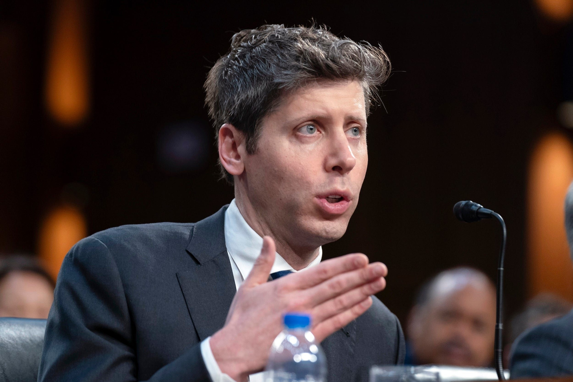 Sam Altman, CEO da OpenAI, fala sobre a adaptação da sociedade às mudanças provocadas pela IA.; Reprodução: Business Insider