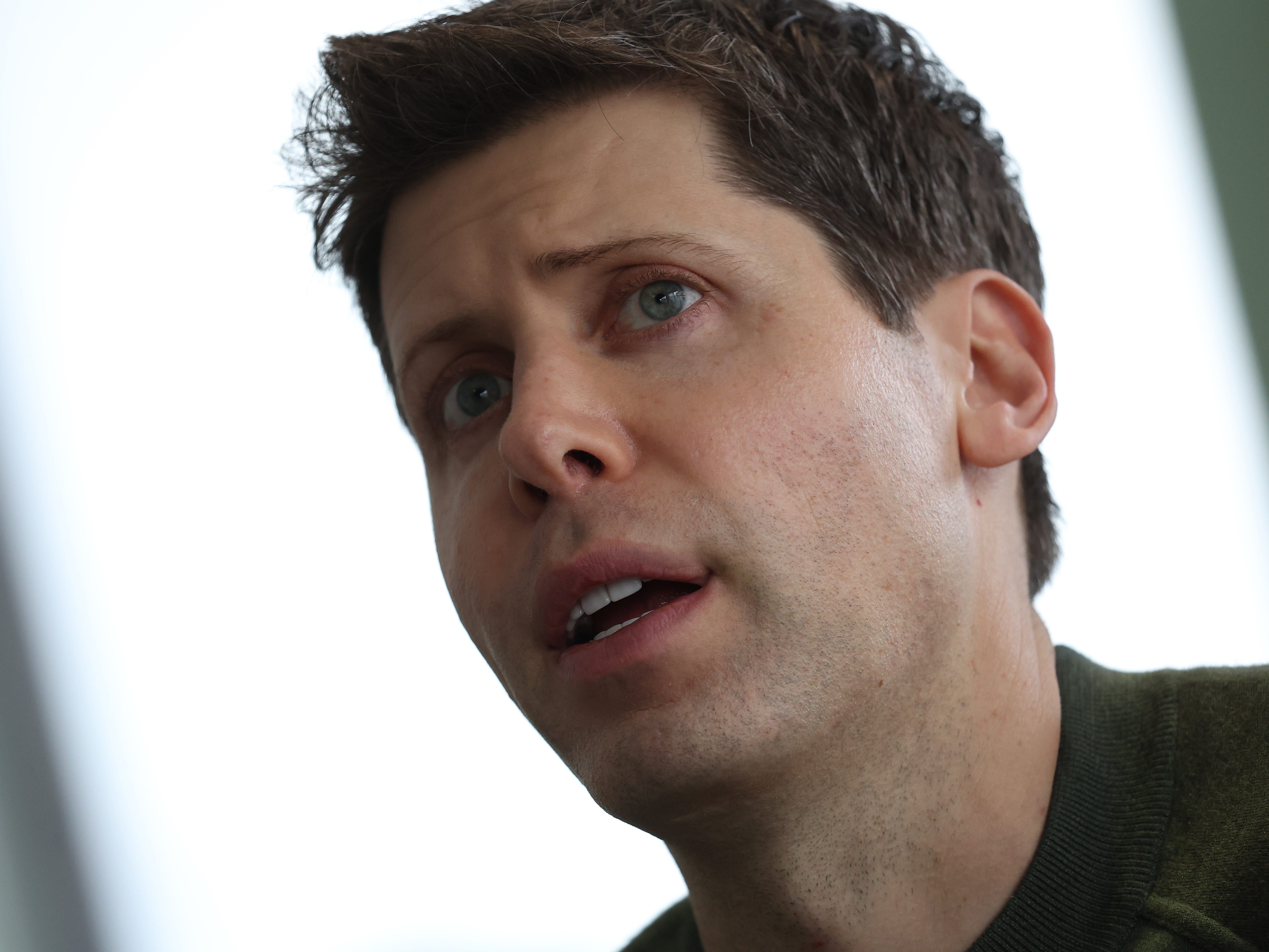 Sam Altman destaca a intensa disputa por talentos na área de IA. Reprodução: Business Insider