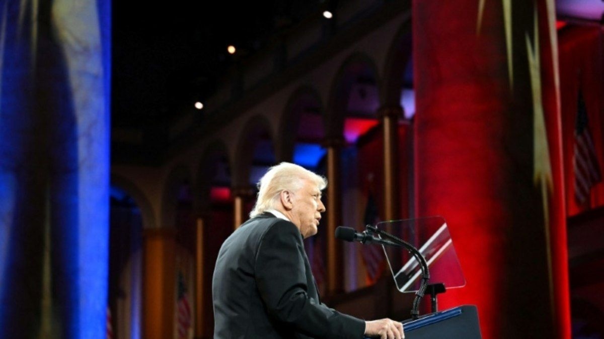 Valor das Bolsas em queda após medidas severas que impactam 60 países. Reprodução: AFP