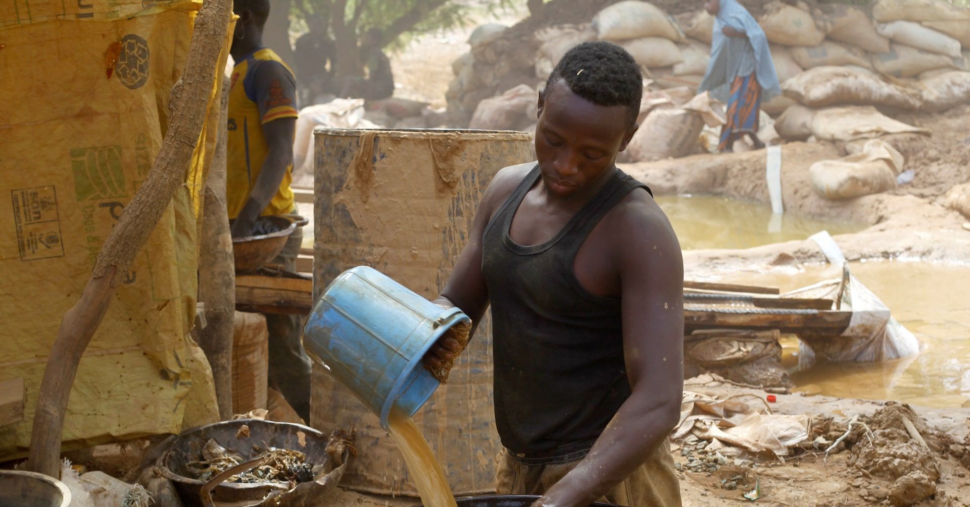 Ministros de minas da Nigéria e da África do Sul assinam acordo para fortalecimento da cooperação no setor mineral. Reprodução: Reuters