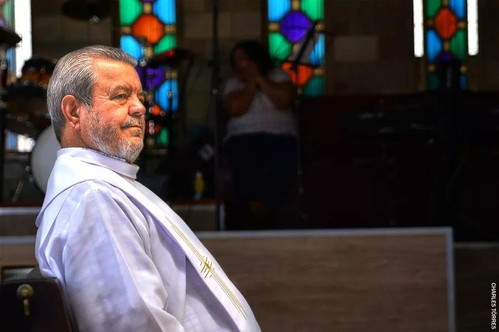 Mulheres buscam outras vítimas do ex-padre Santo do Paraíso em MG. Reprodução: Oglobo