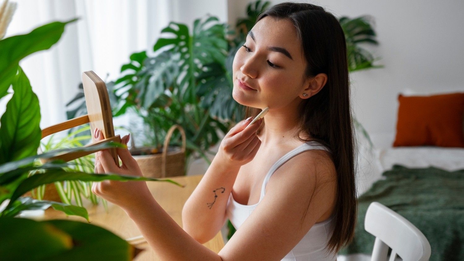 Mulher pratica autocuidado, refletindo a tendência de beleza natural e integrativa na dermatologia.; Reprodução: Globo