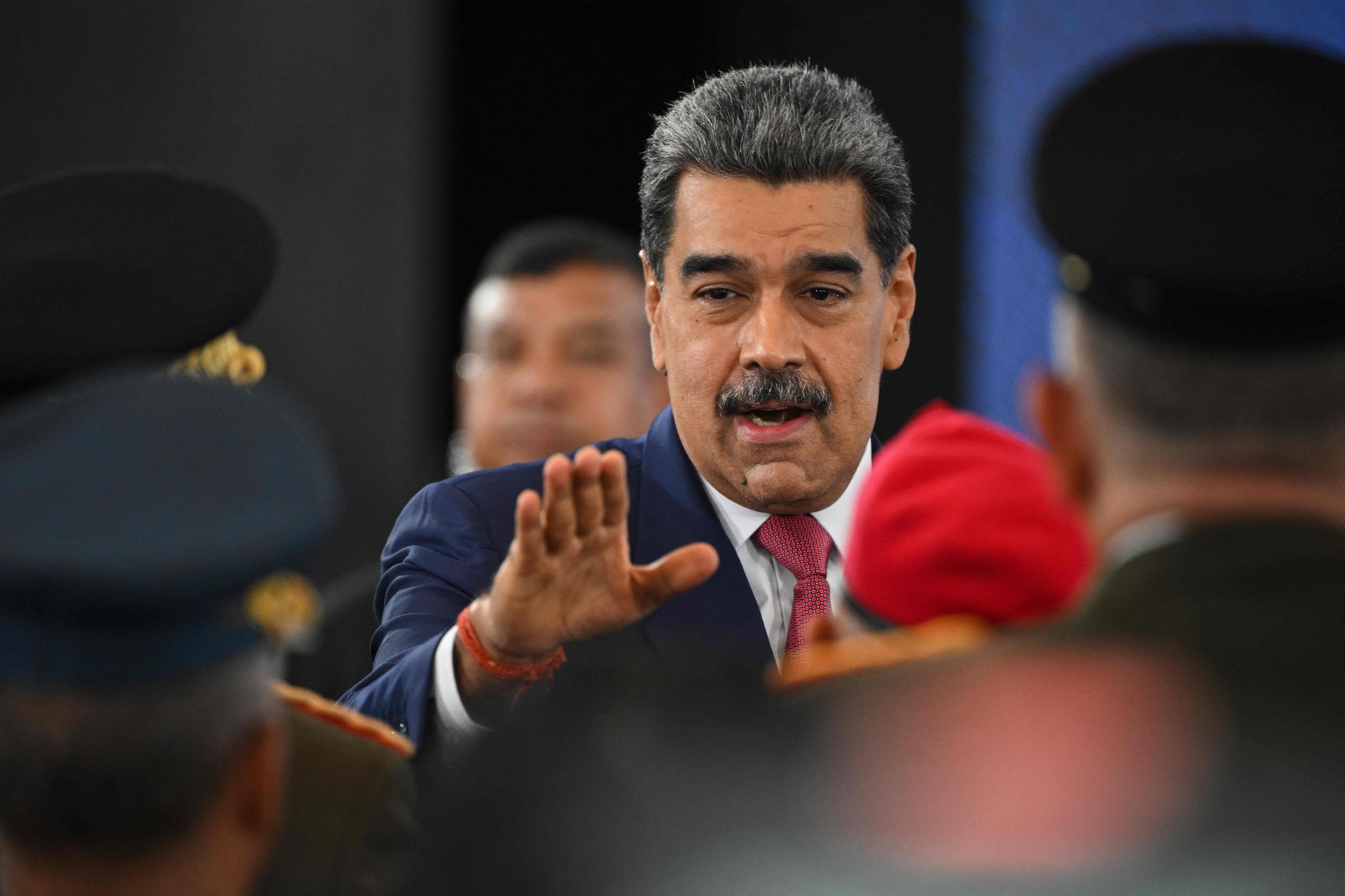 Maduro cumprimenta a imprensa internacional ao final de coletiva. Reprodução: Retorno do item 11