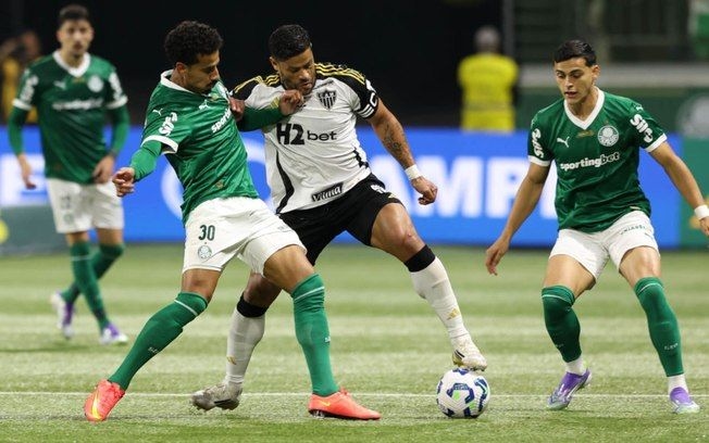 Hulk reclama de marcação de falta durante partida entre Palmeiras e Atlético. Reprodução: Gustavo Machado