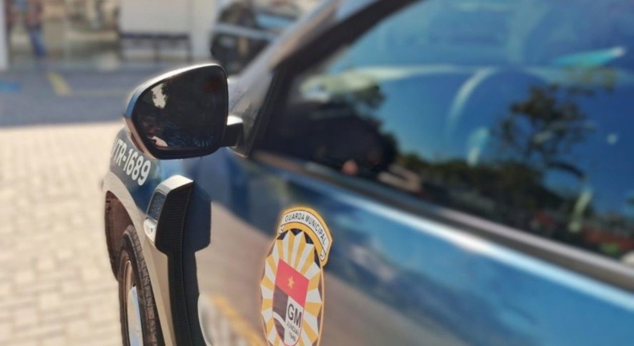 Mulher é presa após colidir com viatura da GCM em Jundiaí e tentar fugir. Reprodução: Globo