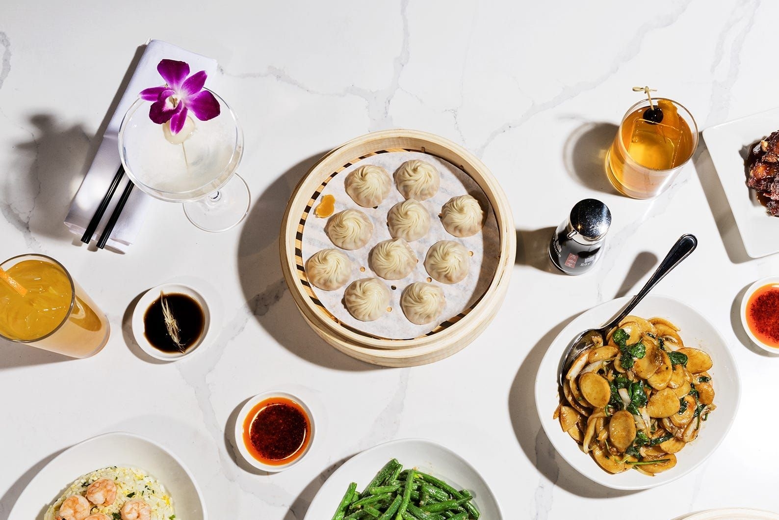 Executivos da Din Tai Fung, Aaron e Albert Yang, falam sobre a importância da produção manual de xiao long baos. Reprodução: Business Insider