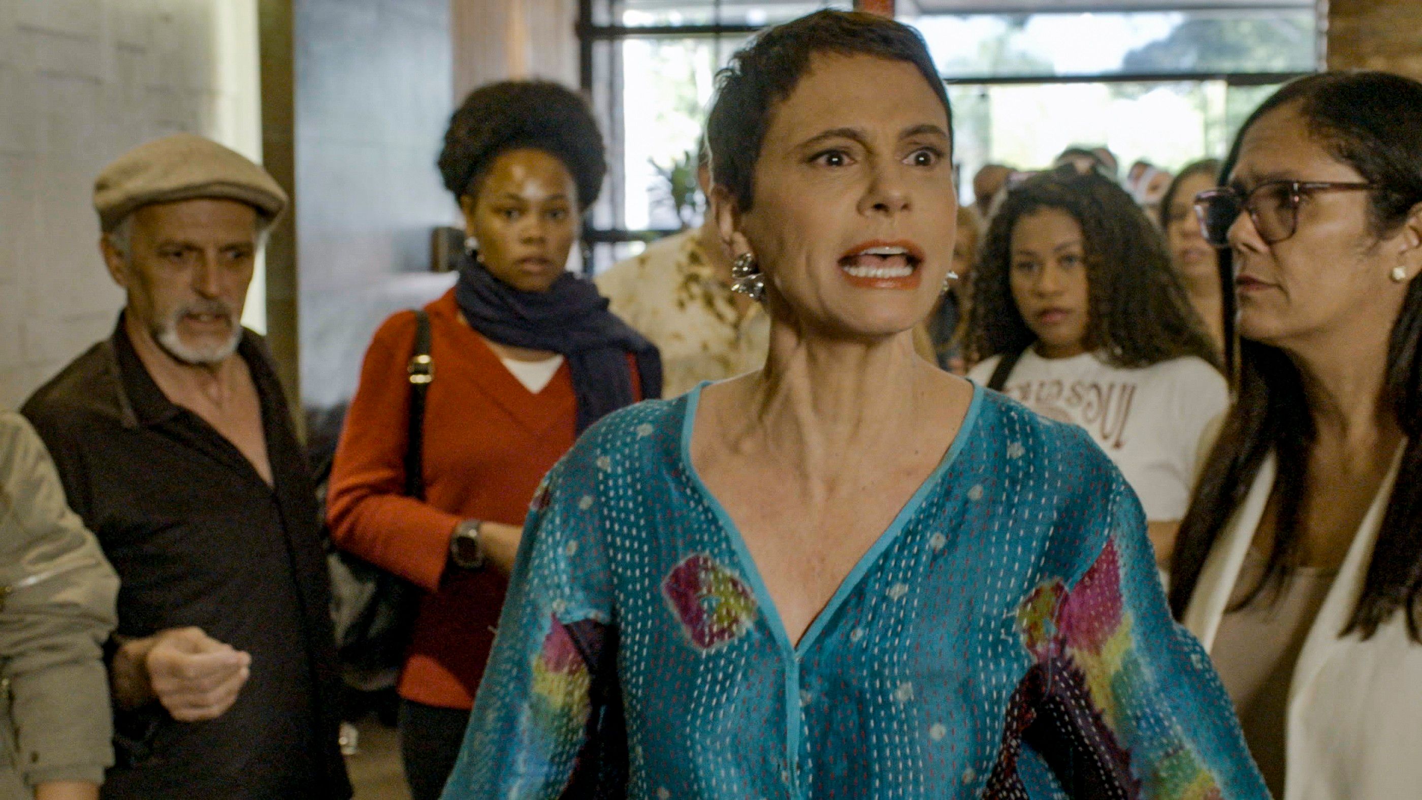 Celina impede envenenamento em restaurante na cena icônica de 'Vale tudo'. Reprodução: Globo