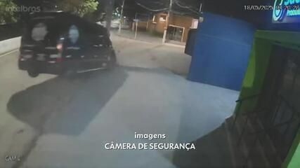Van colide com poste após motorista perder o controle em Jundiaí. Reprodução: Globo.
