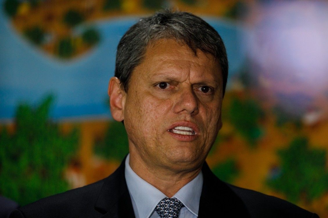 Tarcísio de Freitas discute política no Palácio do Planalto, sem se apresentar como candidato à presidência. Reprodução: O Globo