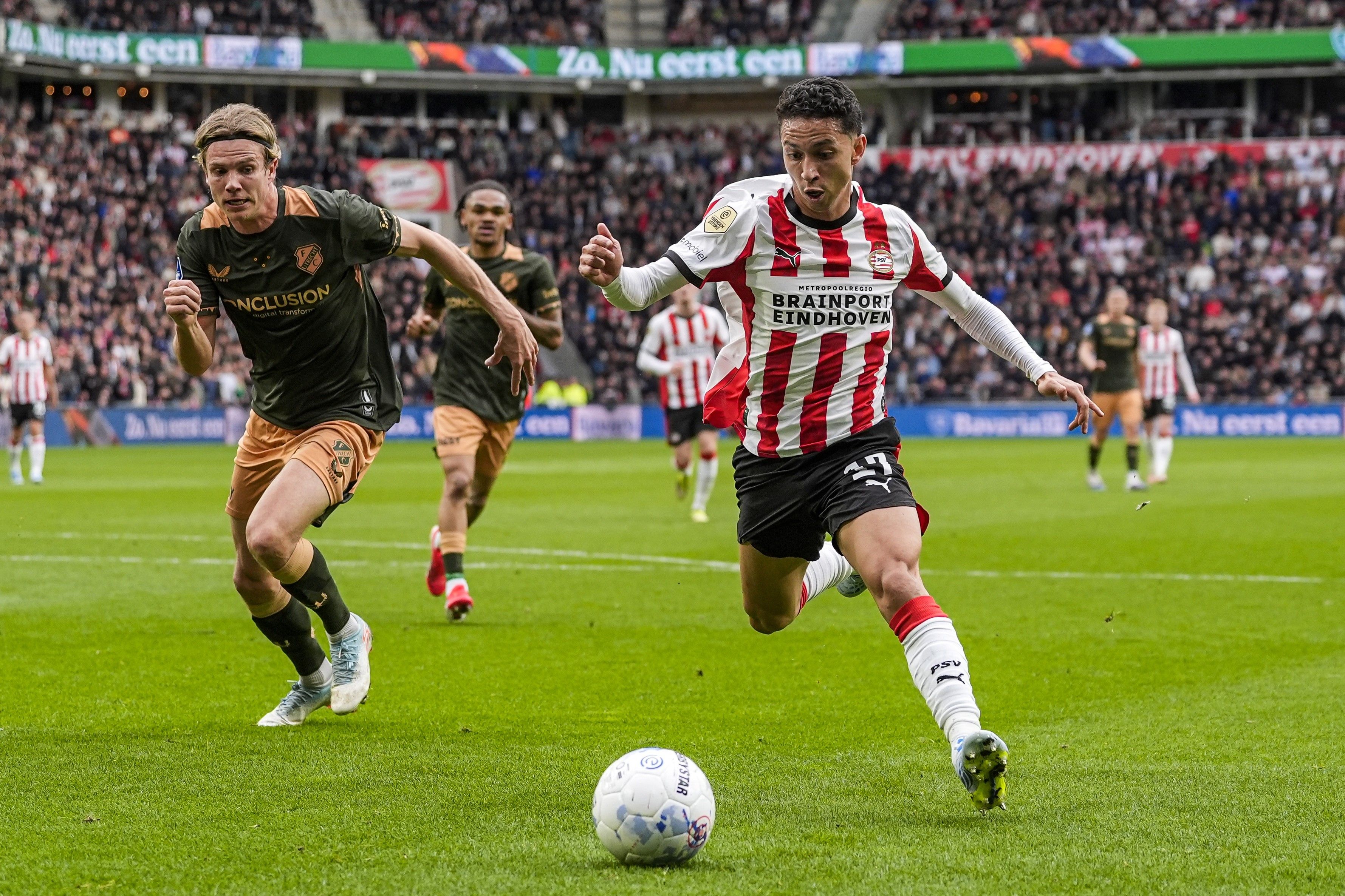 Lateral do PSV celebra nono título pelo clube, chamando-o de 'Minha casa'.. Reprodução: Ge