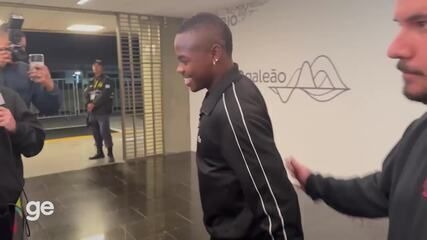 Andrés Gómez chega ao Rio para assinar contrato com o Vasco. Reprodução: Globo