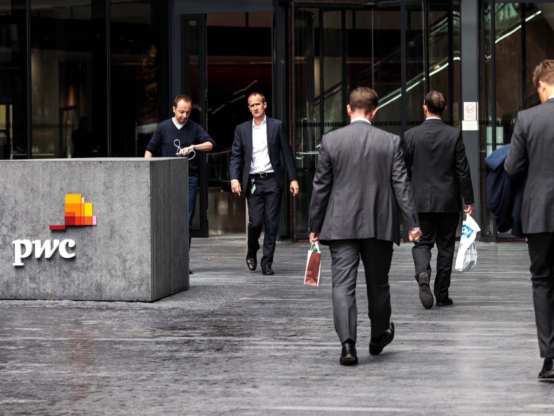 Aumento na demanda por consultorias após anúncio de tarifas por Trump, impactando mercados. Reprodução: Business Insider