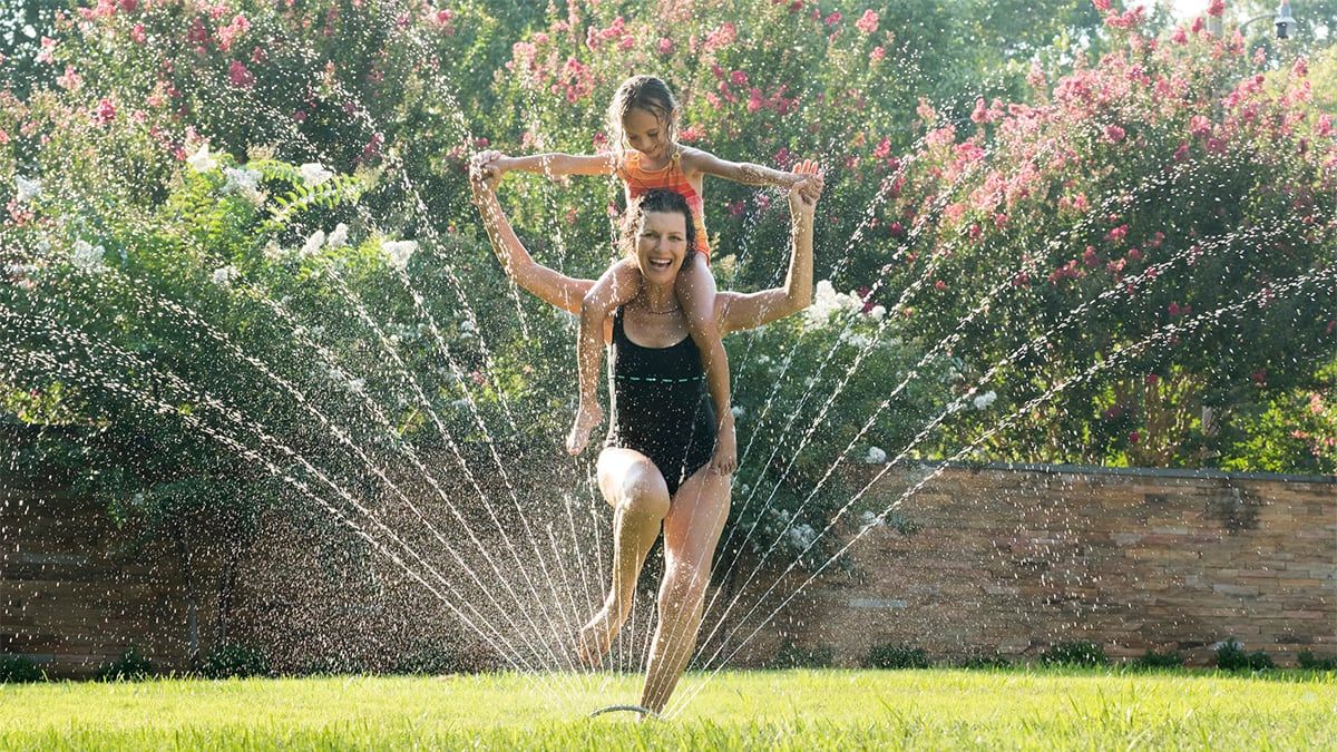 Aspersor oscilante promete facilitar o irrigação do jardim durante o verão. Reprodução: El País
