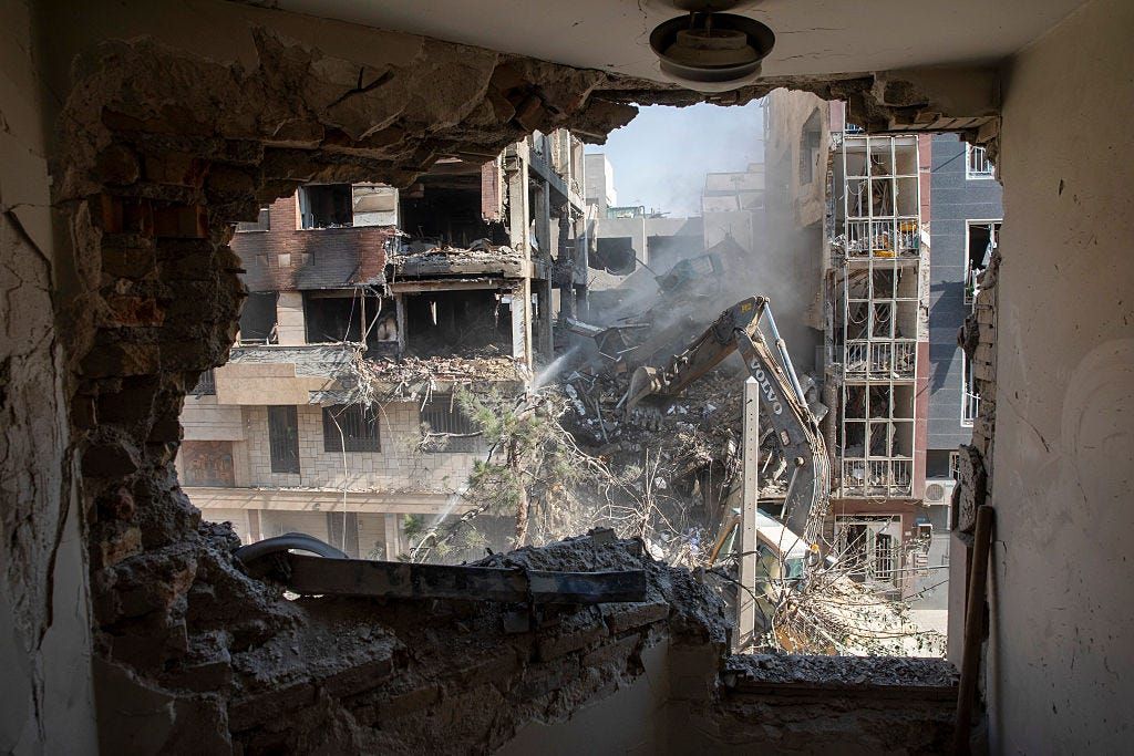 Destruição visível em um edifício residencial em Teerã após os bombardeios israelenses. Reprodução: Business Insider