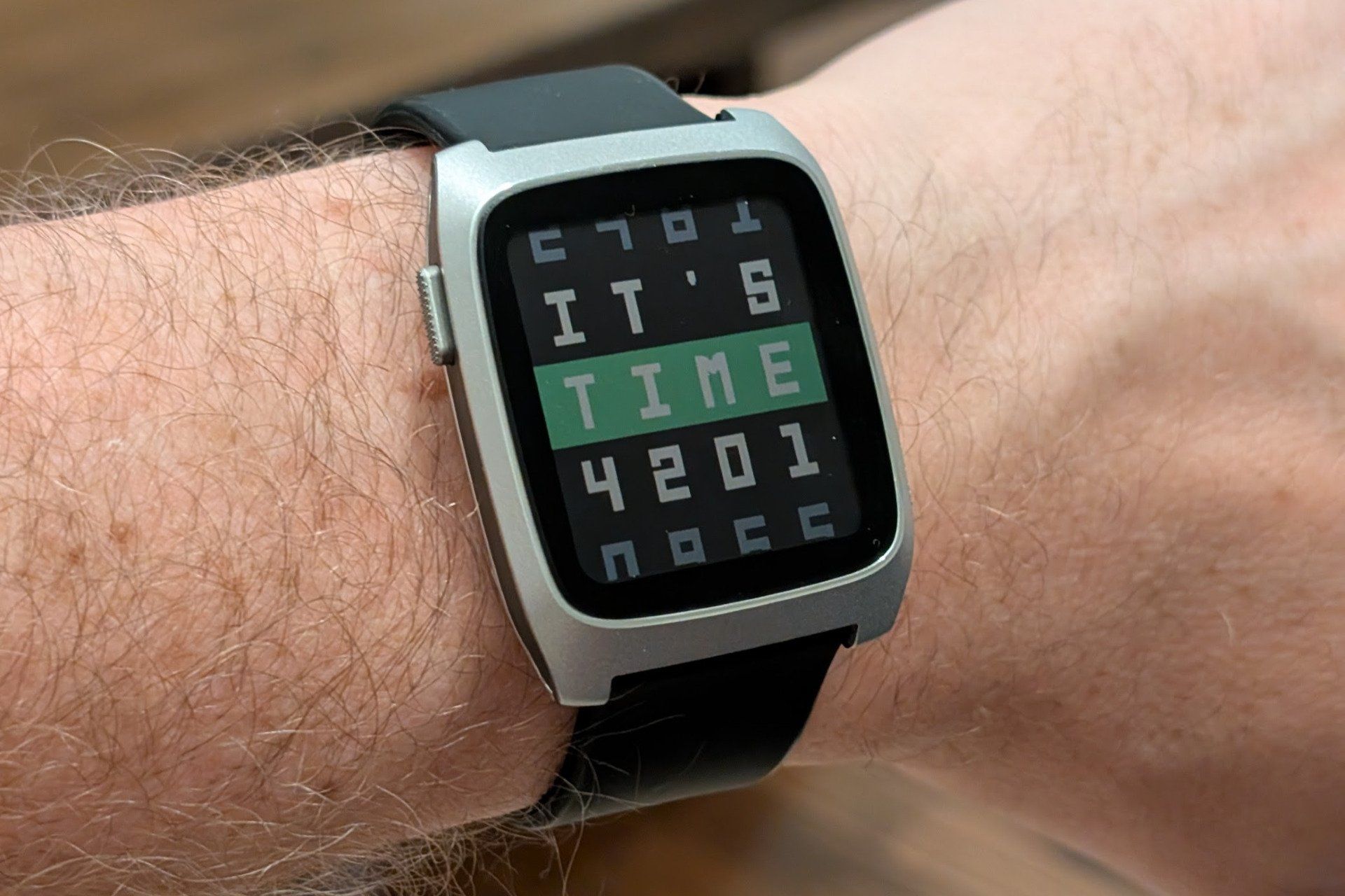 Novo design do Pebble Time 2 destaca-se como alternativa a smartwatches tradicionais. Reprodução: Gizmodo