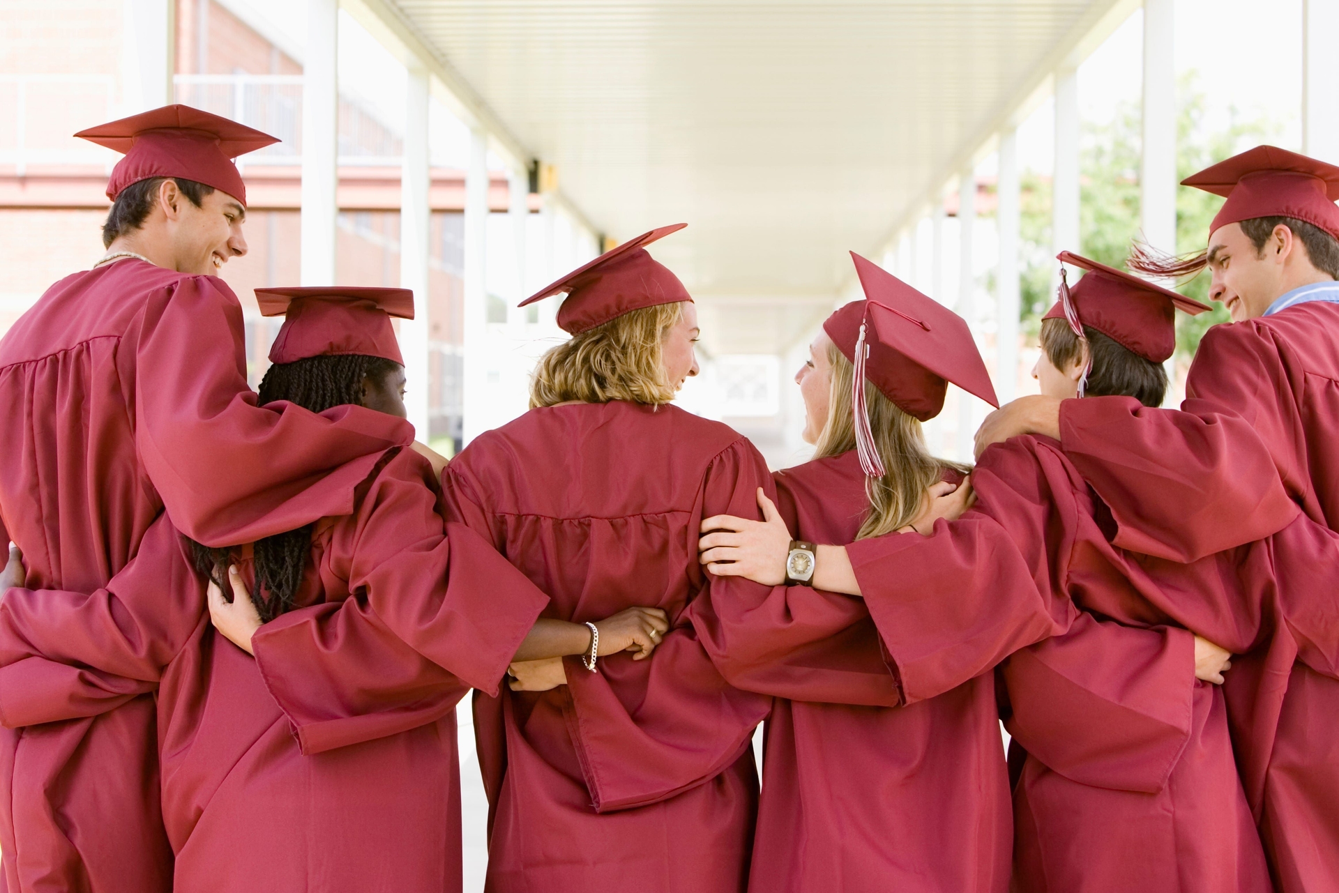 Dicas de especialistas para lidar com emoções em reuniões de ex-colegas. Reprodução: Business Insider