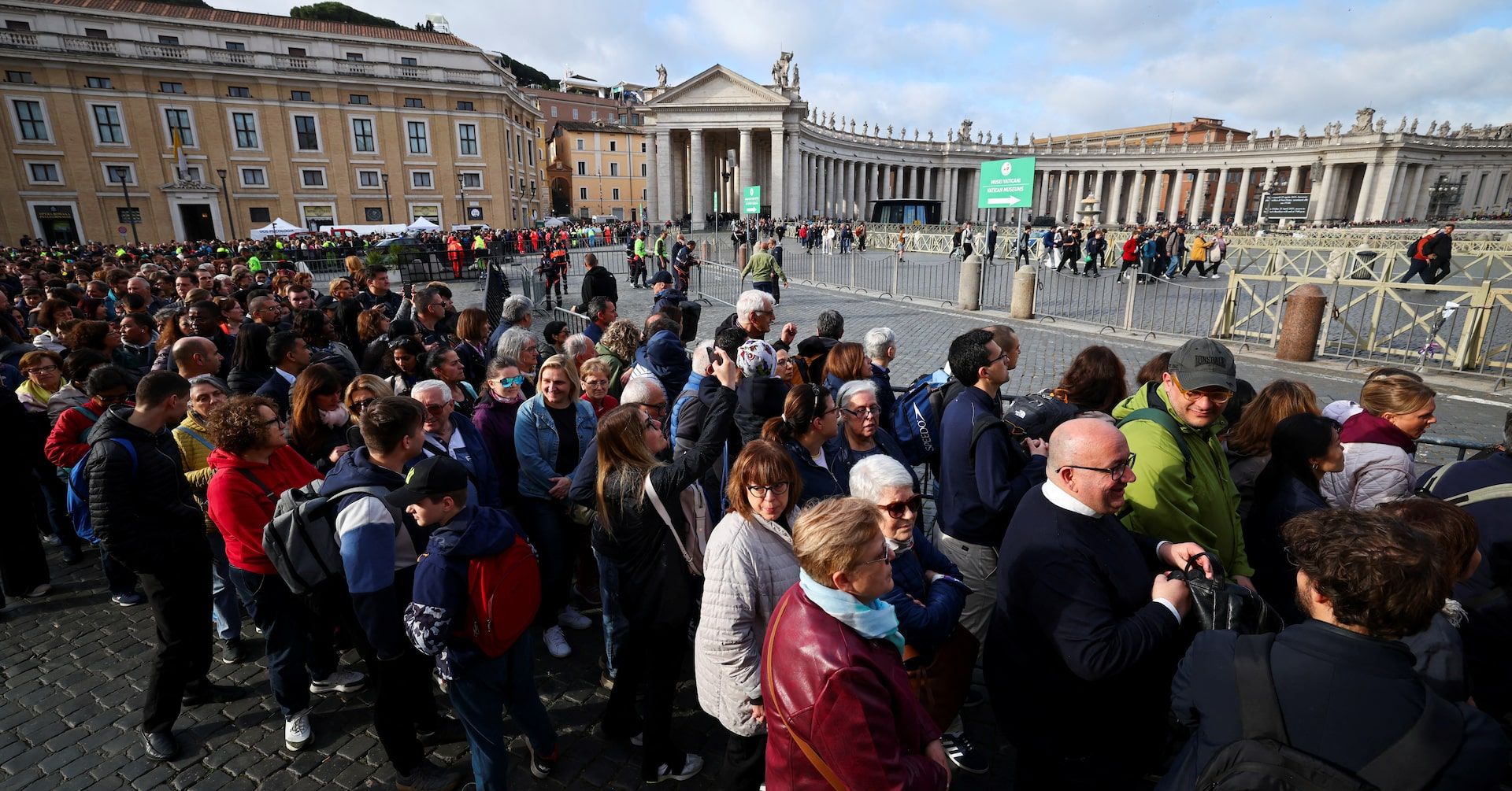 Fiéis se despedem do Papa Francisco na véspera de seu funeral. Reprodução: Reuters