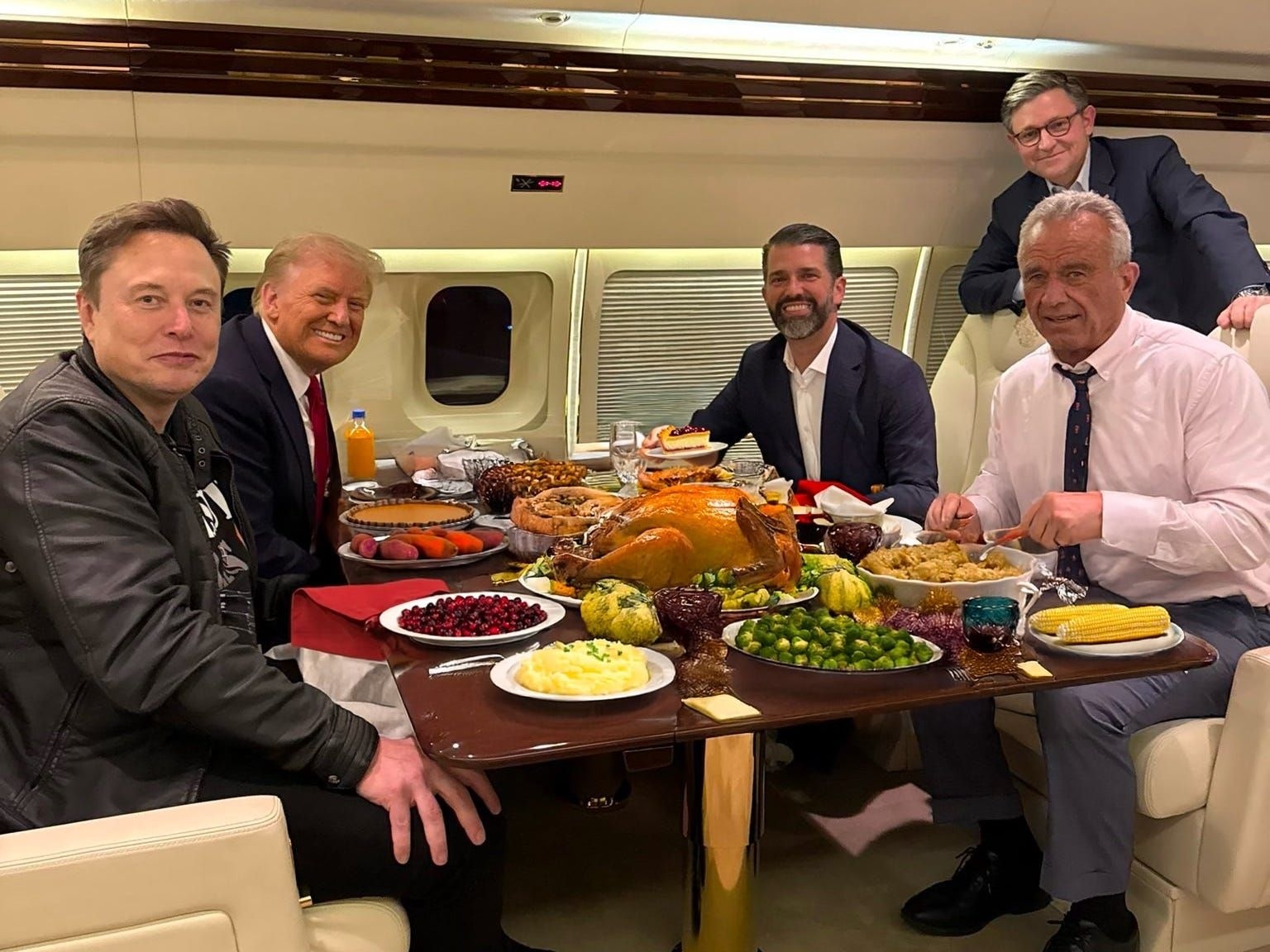 IA transforma mesa de Ação de Graças; tendência nas redes sociais.. Reprodução: Businessinsider