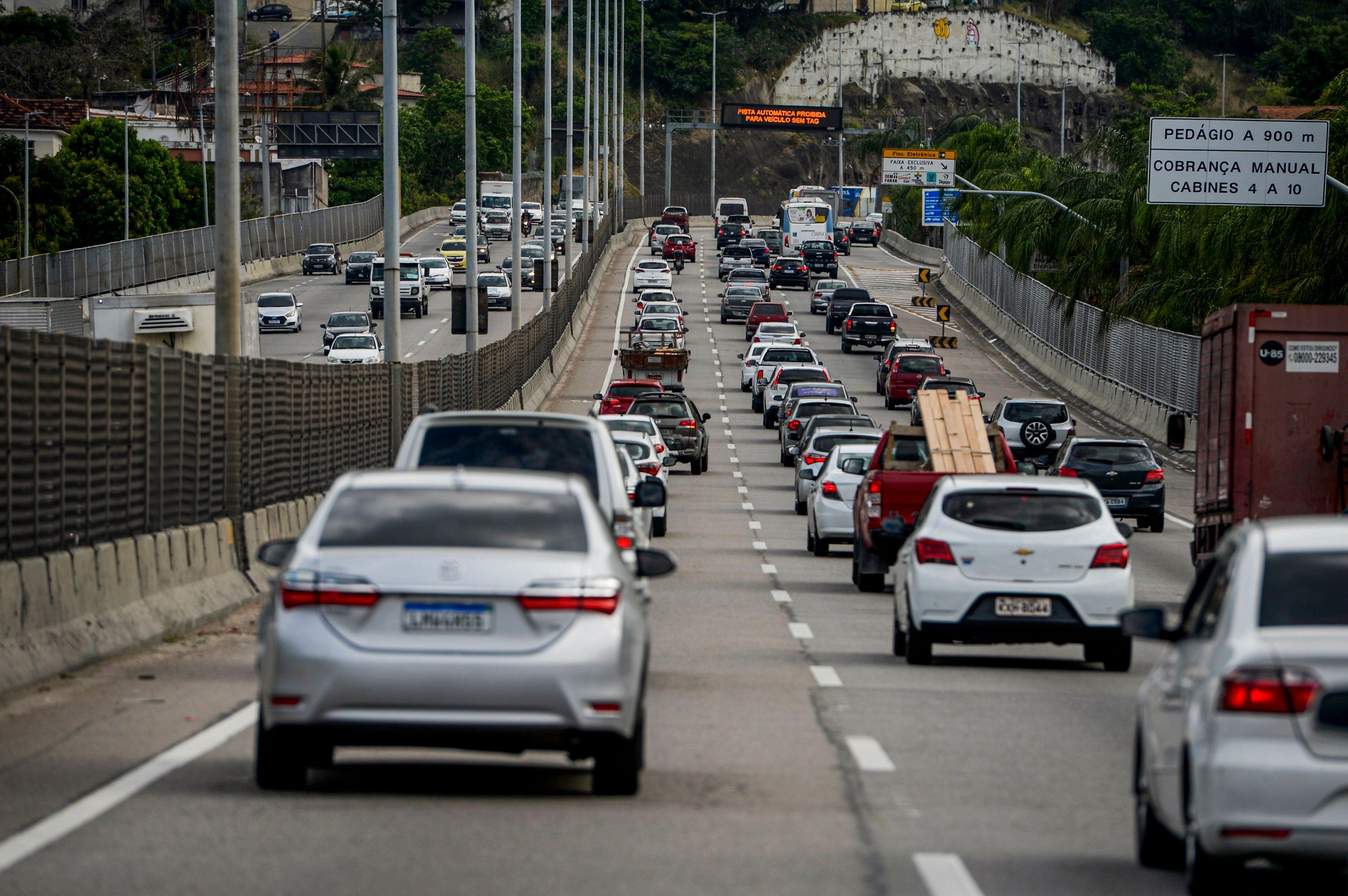 Veículos na Linha Amarela, Rio de Janeiro, durante o pagamento do IPVA 2026.. Reprodução: G1
