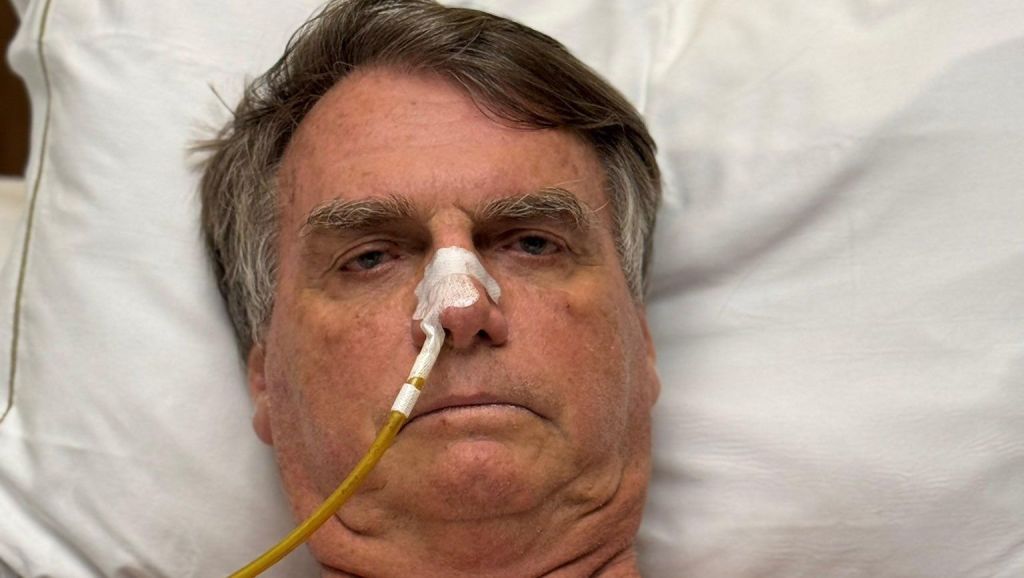 Jair Bolsonaro permanece internado e se alimenta por vias intravenosas devido a problemas intestinais. Reprodução: CNN Brasil