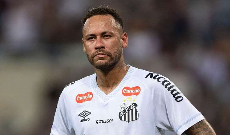 Neymar chega animado ao vestiário do Santos, mas é ignorado pelos companheiros. Reprodução: Terra