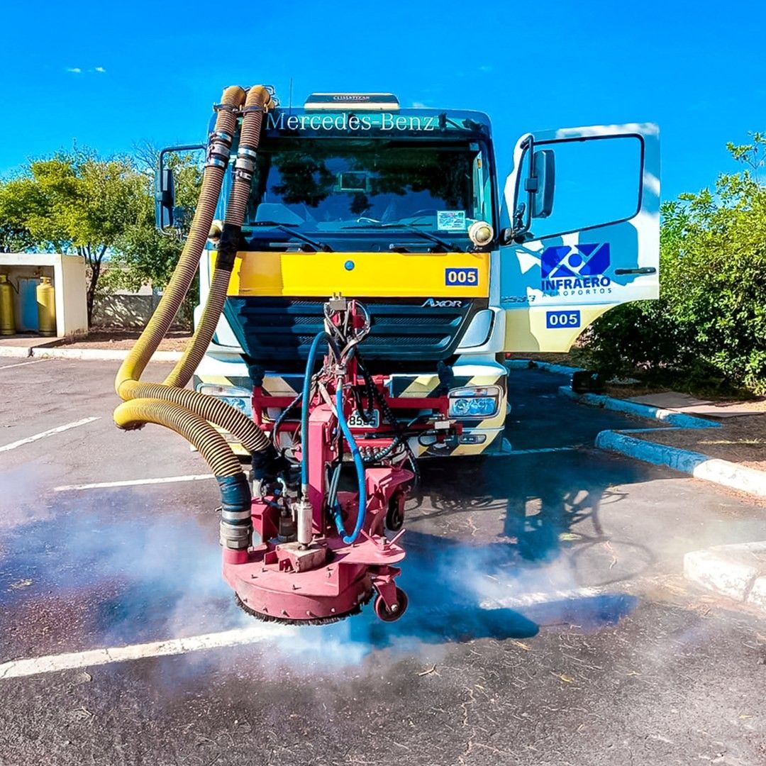 Pista do Santos Dumont permanece fechada por 12 horas após vazamento de óleo de caminhão durante limpeza. Reprodução: Retorno do item 11