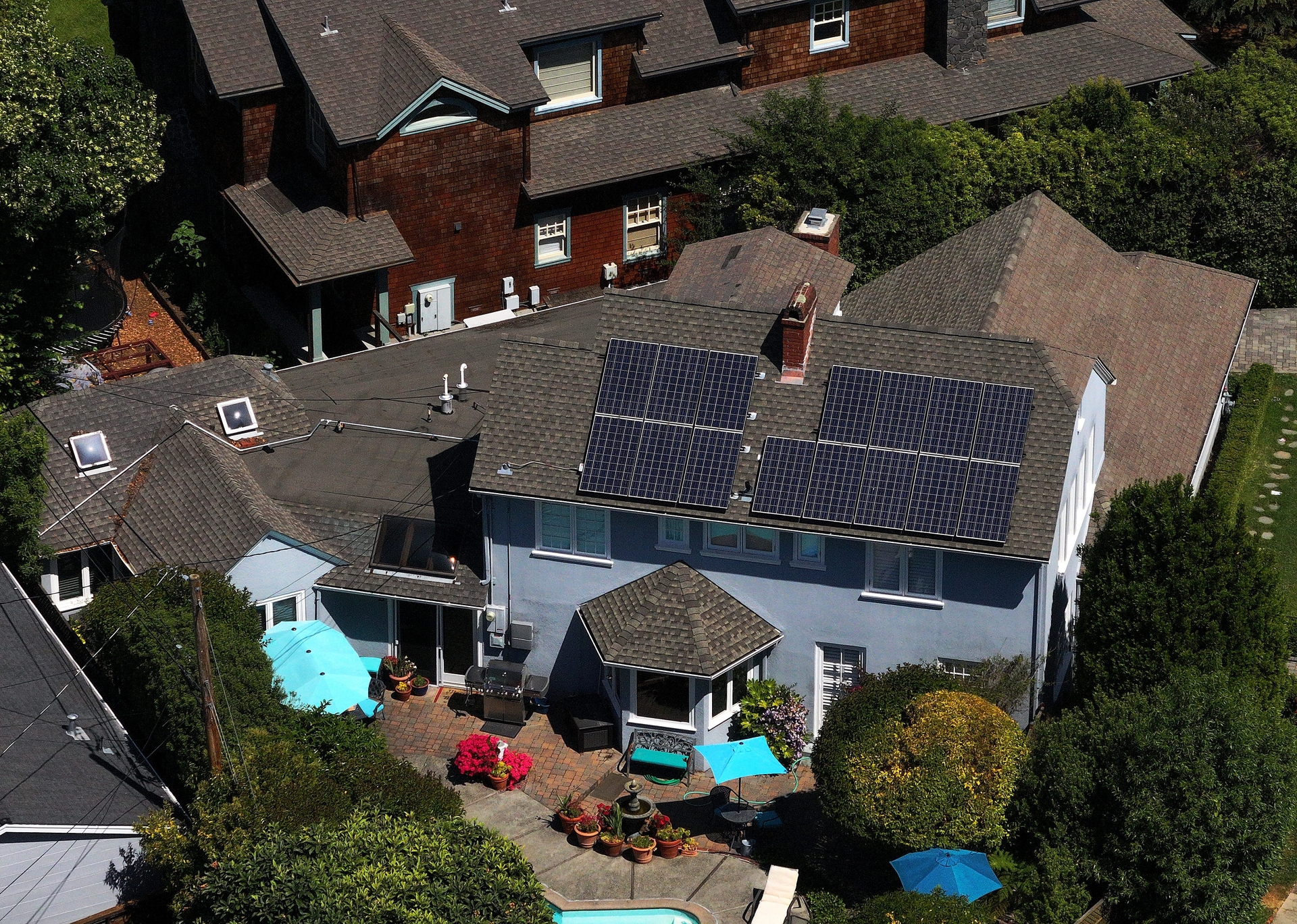 Painéis solares em casa refletem a queda das ações de energia limpa após ordem executiva de Trump. Reprodução: Business Insider